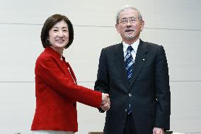 President Otsuka of Otsuka Furniture (left) and Chairman Yamada of Yamada Denki shake hands.